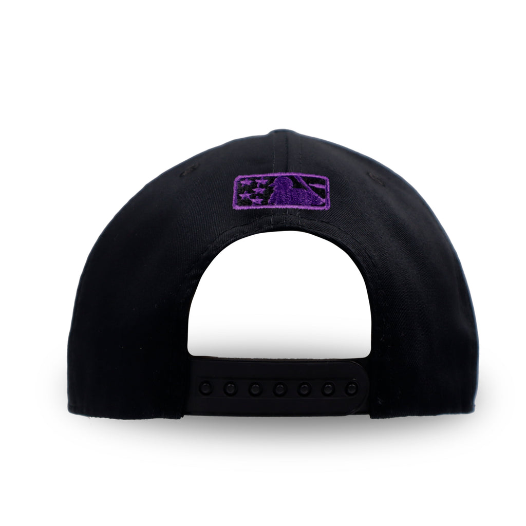 GORRA LA NEGRO LOGO MORADO